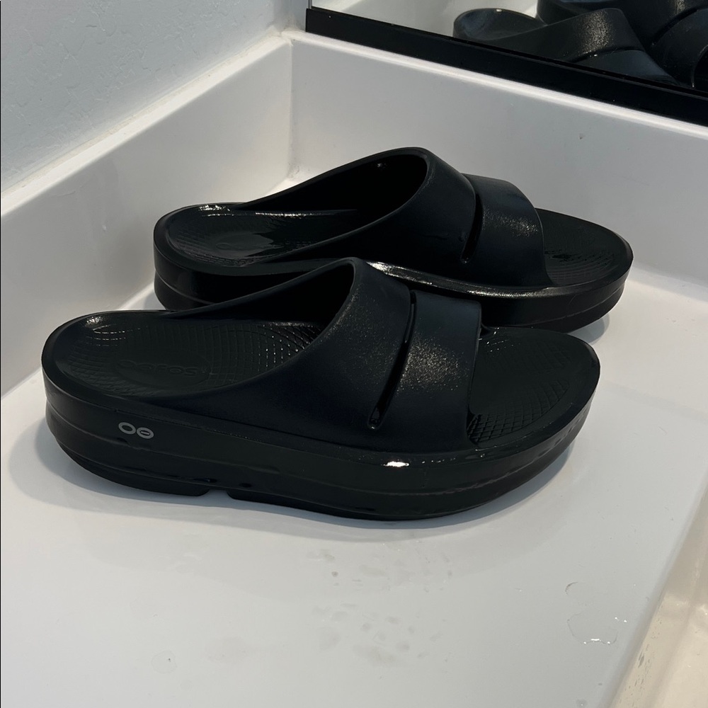 OOFOS Black Athletic Slide Sandals
